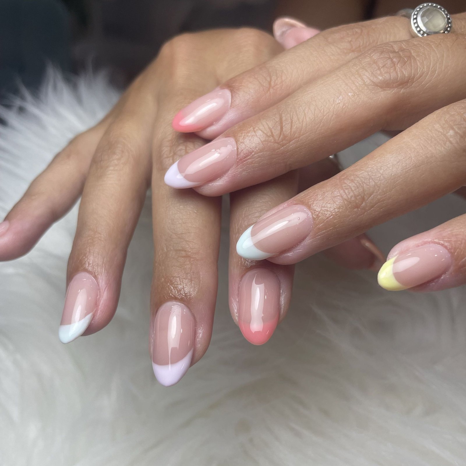 Manicura con refuerzo y esmaltado semipermanente en tono melocotón